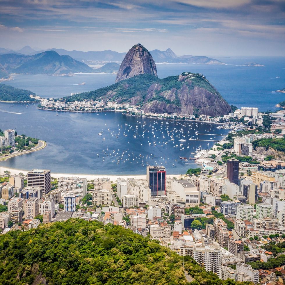 b2223ece3cc1431985ad1ec91dff0105_Rio_de_Janeiro_situada_entre_montanhas_e_o_mar